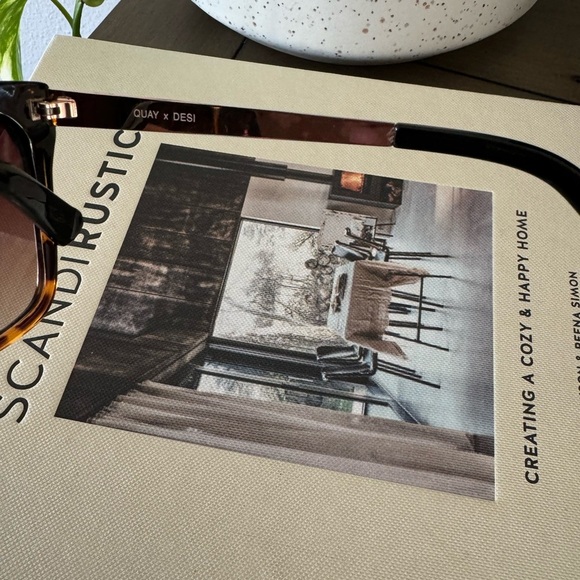 Quay Australia X Desi Perkins OTL II Black Tortoise / Brown Fade Lens Sunglasses - Picture 6 of 13